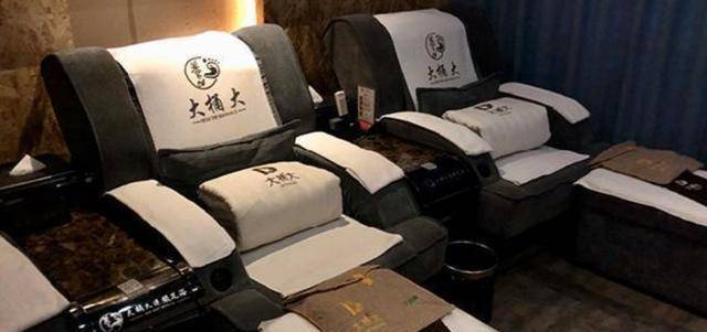 hth官网入口_
女子半裸着做推拿 男服务员却突然闯进来 事后：我啥也没看到(图8)