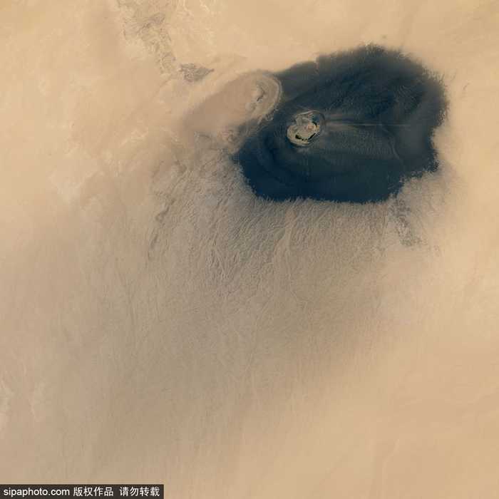 “华体会体育hth官方网站”《火线精英ol》贺华诞，国庆登录送永久限定！