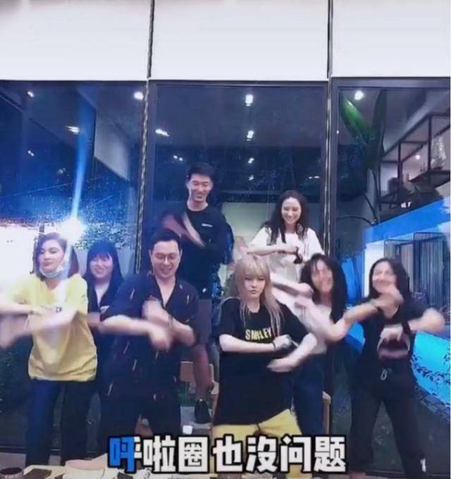 华体会体育hth官方网站|
窦骁带何超莲逛西安网红景点 帮买饮料超暖心 何超莲灵巧懂事(图5)