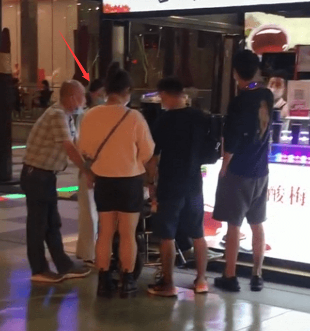 华体会体育hth官方网站|
窦骁带何超莲逛西安网红景点 帮买饮料超暖心 何超莲灵巧懂事(图10)