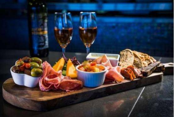 
想要树立身牌形象 留住更多的转头客 饭馆组织礼仪培训的重要性“hth官网入口”(图3)