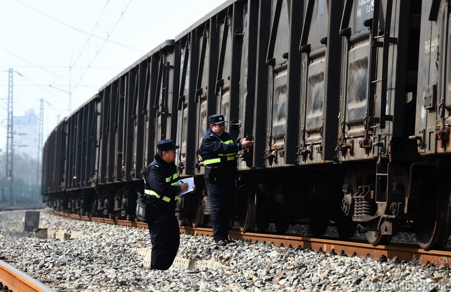 西尾维新名作《化物语》漫画化决定!3月连载启动“hth官网入口”(图2) 华体会体育hth官方网站